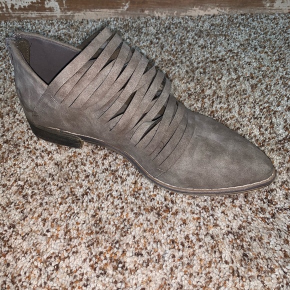 Shoes - Picture 2 of 4